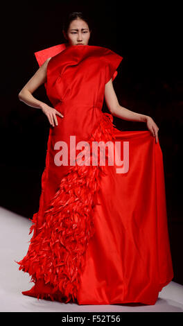 Beijing, China. 26th Oct, 2015. A model displays a creation of the ECHO CHEN collection during the China Fashion Week S/S 2016 in Beijing, China, Oct. 26, 2015. Credit:  Zhao Xiaoming/Xinhua/Alamy Live News Stock Photo