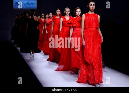 Beijing, China. 26th Oct, 2015. Models display creations of the ECHO CHEN collection during the China Fashion Week S/S 2016 in Beijing, China, Oct. 26, 2015. Credit:  Zhao Xiaoming/Xinhua/Alamy Live News Stock Photo