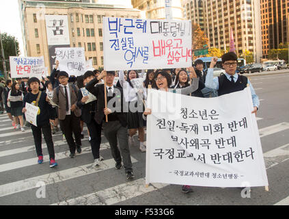 Protest against the introduction of a state-approved history textbook, Oct 24, 2015 : South Korean middle and high school students attend a protest against South Korean government's plan for state-approved history textbook in Seoul, South Korea. Hundreds of students demonstrated as they insisted that the state-approved history textbook would glorify pro-Japanese collaborators during the Japanese colonial rule (1910-45) in Korea and dictatorial regimes in contemporary history of South Korea. Placards read,'Juveniles oppose glorifying pro-Japanese collaborators and dictatorial regimes, distortio Stock Photo