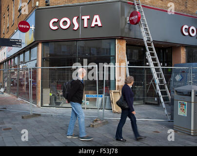 Costa Coffee Expansion, shop front refurbishment, continues as new cafe bar due to open. Shopfitters are putting together the final finish to the corporate design which has proved so successful.   The Whitbread -owned business plans to grow its UK store base to around 2,500 in 2020, up from 1,931. Costa’s UK sales rose 16.2% in the last year, for instance, with 4.6% growth in transactions per store. Stock Photo