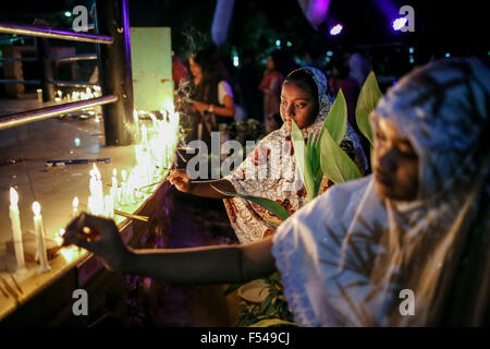 Dhaka, Bangladesh. 27th Oct, 2015. Oct. 27, 2015 - Dhaka, Bangladesh - Buddhist celebrating Pravarana Punnama.The Assayujjiya Punnama or the full moon day of Assayujjiya (September-October) also known as the Pravarana Punnama. This full moon day signifies the end of the three month Lent of Bhikkhus. Other functions of the festival include the offering the offering of the Buddha Puja in the morning, feeding the monks in fornoon, illumimination of the monastery in the evening by lighting candles like the Diwali of Hindus, vows of Pancha Sila or Attha Sila by the elders and keeping the Sabbath Stock Photo