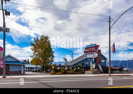The Redwood Motel in Bridgeport California on Highway 395 in the Eastern Sierra Nevada Stock Photo