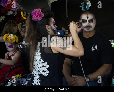 Hollywood, CALIFORNIA, UNITED STATES OF AMERICA. 24th Oct, 2015. Participants have makeup applied prior to the festivities at the Hollywood Forever Cemetery to mark Dia de los Muertos (Day of the Dead) in the Hollywood section of Los Angeles on Saturday, Oct. 24, 2015. The ancient Mexican tradition commemorates loved ones who have died.ARMANDO ARORIZO © Armando Arorizo/Prensa Internacional/ZUMA Wire/Alamy Live News Stock Photo