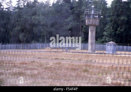 1985. East Berlin in the Cold War era. The border fence, mined strip and watchtowers of the Iron Curtain Stock Photo