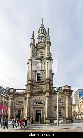 St George's Tron, Church of Scotland in Buchanan Street Glasgow Scotland with The Wild Olive Tree Café banner outside Stock Photo