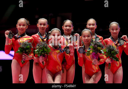 Glasgow, Scotland. 27th Oct, 2015. Chinese gymnasts pose after the women's team final at the 46th World Artistic Gymnastics Championships at the SSE Hydro Arena in Glasgow, Scotland, Great Britain on Oct. 27, 2015. China won the silver medals. Credit:  Han Yan/Xinhua/Alamy Live News Stock Photo
