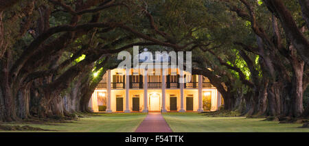 Oak Alley plantation antebellum mansion house and canopy of live oak trees along Mississippi River at Vacherie, Louisiana, USA Stock Photo