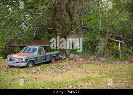 Derelict rundown old Cajun shack and rusty Ford F150 pick-up truck in Louisiana, USA Stock Photo