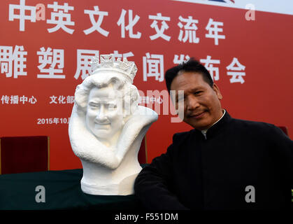 Beijing, China. 28th Oct, 2015. Chinese sculpture artist Chen Dapeng poses with his work of Elizabeth II, Queen of the United Kingdom, at a press conference in Beijing, China, Oct. 28, 2015. An exhibiton featuring Chen's sculptures will be held as a sideline activity of the 2015 UK-China Year of Cultural Exchange at British Museum in London from Nov. 2 to 12. Credit:  Gong Lei/Xinhua/Alamy Live News