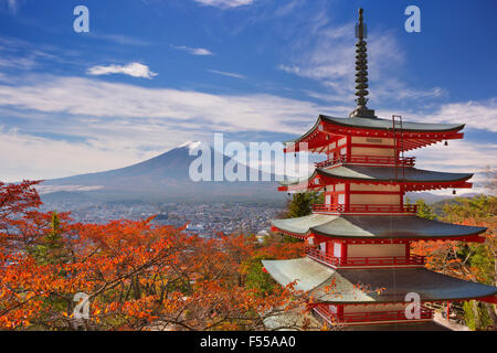 The Chureito pagoda and Mount Fuji (Fujisan, 富士山) in the background on a bright day in autumn. Stock Photo