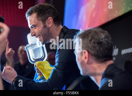 Vienna, Austria. Saturday, 23rd May 2015. Måns Zelmerlöw won the ESC 2015 with his song 'Heroes' and brings the trophy for the sixth time to Sweden. Stock Photo