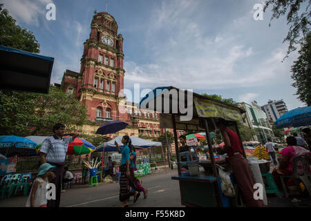 Yangon, Yangon, Myanmar. 28th Oct, 2015. Local people pass by the old High court building in Yangon downtown, Myanmar on October 28, 2015. © Guillaume Payen/ZUMA Wire/Alamy Live News Stock Photo
