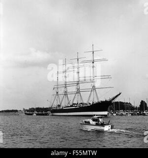 Das Segelschiff Passat, eine Viermast-Stahlbark, die als einer der legendären Flying P-Liner der Reederei F. Laeisz 1911 bei Blohm & Voss vom Stapel lief und im Hafen von Travemünde liegt, Deutschland 1960er Jahre Stock Photo