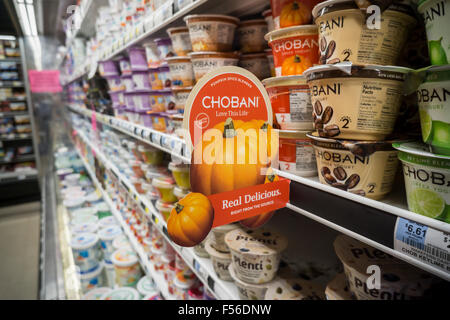 Containers of Chobani brand Greek style yogurt including their seasonal Pumpkin Spice in a supermarket cooler in New York on Sunday, October 25, 2015 (© Richard B. Levine) Stock Photo
