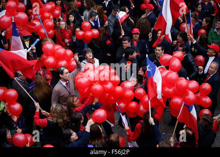 Santiago, Chile. 28th Oct, 2015. Employees of National Association of Employees of the Civil Registry and Identification (ANERCICH, for its acronym in Spanish), hold ballons before taking part in a march during a 30-day work stoppage by ANERCICH, due to the failure to comply with the demands of the Direction of Budgets (DIPRES, for its acronym in Spanish), in Santiago, Chile, Oct. 28, 2015. Credit:  Pablo Rojas Madariaga/AGENCIAUNO/Xinhua/Alamy Live News Stock Photo