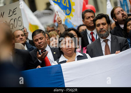 Santiago, Chile. 28th Oct, 2015. The President of National Association of Employees of the Civil Registry and Identification (ANERCICH, for its acronym in Spanish), Nelly Diaz (C), takes part in a march during a 30-day work stoppage by ANERCICH, due to the failure to comply with the demands of the Direction of Budgets (DIPRES, for its acronym in Spanish), in Santiago, Chile, Oct. 28, 2015. Credit:  Pablo Rojas Madariaga/AGENCIAUNO/Xinhua/Alamy Live News Stock Photo