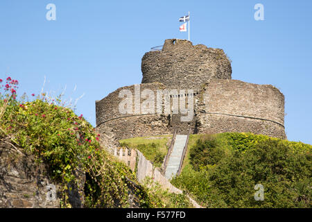 Cornish and English Heritage flags over the castle, Launceston, Cornwall, England, UK Stock Photo