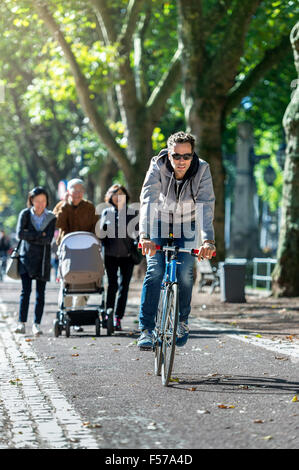 Cyclist across the Königsalee in Düsseldorf on a sunny day (MR)