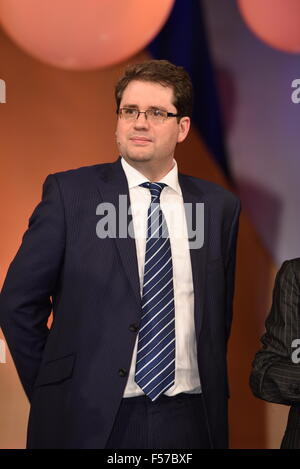 Cologne, Germany. 28th Oct, 2015. Award winner, British journalist Eliot Higgins, poses during the Hanns Joachim Friedrichs Award ceremony in Cologne, Germany, 28 October 2015. Photo: HORST GALUSCHKA - NO WIRE SERVICE -/dpa/Alamy Live News