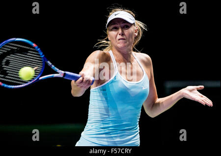 Singapore. 29th Oct, 2015. Maria Sharapova of Russia against Flavia Pennetta of Italy  during singles round robin in group white of BNP Paribas WTA Finals Singapore 2015 at Singapore Indoor Stadium, Singapore, 29 Oct 2015 Credit:  Ike Li/Alamy Live News Stock Photo