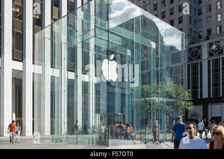 Large glass entrance to Apple Store in Fifth Avenue, Manhattan, New York City Stock Photo