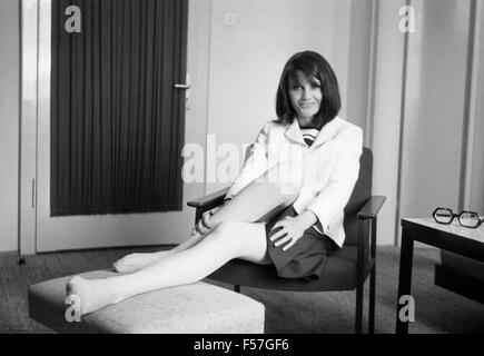 Britische Popsängerin Sandie Shaw, Deutschland 1960er Jahre. British pop singer Sandie Shaw, Germany 1960s. 24x36swNeg22 Stock Photo
