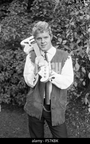 Deutsche Beatband 'The Lonelies' im Garten, Deutschland 1960er Jahre. German beat band 'The Lonelies' at the garden, Germany 1960s. 24x36swNeg67 Stock Photo