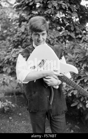 Deutsche Beatband 'The Lonelies' im Garten, Deutschland 1960er Jahre. German beat band 'The Lonelies' at the garden, Germany 1960s. 24x36swNeg67 Stock Photo