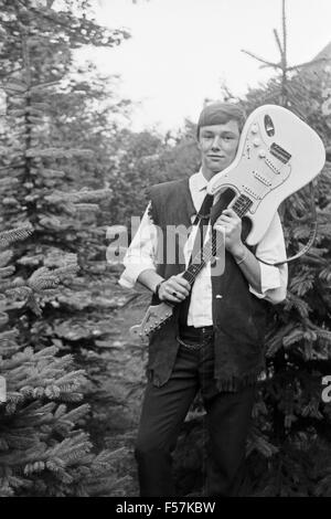 Deutsche Beatband 'The Lonelies' im Garten, Deutschland 1960er Jahre. German beat band 'The Lonelies' at the garden, Germany 1960s. 24x36swNeg67 Stock Photo