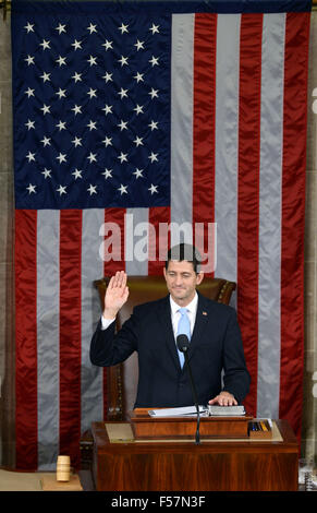 (151029) -- WASHINGTON D.C., Oct, 29, 2015 (Xinhua) -- Paul Ryan takes the oath as the new Speaker of the U.S. House of Representatives, in the House Chamber on Capitol Hill in Washington D.C., the United States, Oct. 29, 2015. Republican Paul Ryan of Wisconsin on Thursday became the 62nd speaker of the U.S. House of Representatives amid widened division within the Republican Party. (Xinhua/Yin Bogu) Stock Photo