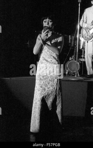 Das Hazy Osterwald Sextett mit Sängerin Ema Damia, Deutschland 1960er Jahre. Hazy Osterwald sextet with singer Ema Damia, Germany 1960s. 24x36swNeg118 Stock Photo