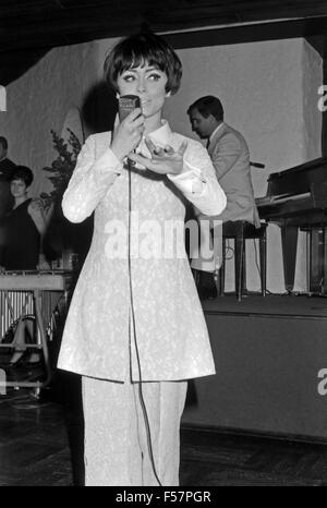 Das Hazy Osterwald Sextett mit Sängerin Ema Damia, Deutschland 1960er Jahre. Hazy Osterwald sextet with singer Ema Damia, Germany 1960s. 24x36swNeg118 Stock Photo
