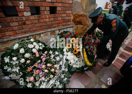 Bogota, Colombia. 29th Oct, 2015. A military officer lays a wreath during a funeral of the soldiers killed by the National Liberation Army (ELN) in Bogota, capital of Colombia, Oct. 29, 2015. Eleven Colombian soldiers and one police officer who were guarding local elections were killed in an ambush allegedly by members of the leftist rebel group ELN, it is reported Monday. Credit:  Jhon Paz/Xinhua/Alamy Live News Stock Photo