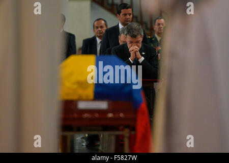 Bogota, Colombia. 29th Oct, 2015. Image provided by Colombia's Presidency shows Colombian President Juan Manuel Santos (front) taking part in a funeral for the soldiers killed by the National Liberation Army (ELN), in Bogota, capital of Colombia, Oct. 29, 2015. Eleven Colombian soldiers and one police officer who were guarding local elections were killed in an ambush allegedly by members of the leftist rebel group ELN, it is reported Monday. Credit:  Colombia's Presidency/Xinhua/Alamy Live News Stock Photo