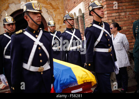 Bogota, Colombia. 29th Oct, 2015. Guards of honor transfer one of the coffins of the soldiers killed by the National Liberation Army (ELN) during a funeral in Bogota, capital of Colombia, Oct. 29, 2015. Eleven Colombian soldiers and one police officer who were guarding local elections were killed in an ambush allegedly by members of the leftist rebel group ELN, it is reported Monday. Credit:  Jhon Paz/Xinhua/Alamy Live News Stock Photo