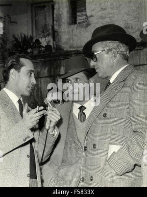 A reporter interviewing Vittorio De Sica and Paolo Stoppa, Italy Stock Photo