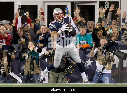 Foxborough, Massachusetts, USA. 29th Oct, 2015. New England Patriots tight end Rob Gronkowski (87) celebrates a touchdown pass in the first quarter at Gillette Stadium in Foxborough, Massachusetts on October 29, 2015. (Credit Image: © Allen Eyestone/The Palm Beach Post via ZUMA Wire) Credit:  ZUMA Press Inc/Alamy Live News Stock Photo