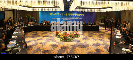 Seoul, South Korea. 30th Oct, 2015. Photo taken on Oct. 30, 2015 shows the scene of the 10th China-Japan-South Korea economic and trade ministers' meeting in Seoul, capital of South Korea. Credit:  Yao Qilin/Xinhua/Alamy Live News Stock Photo