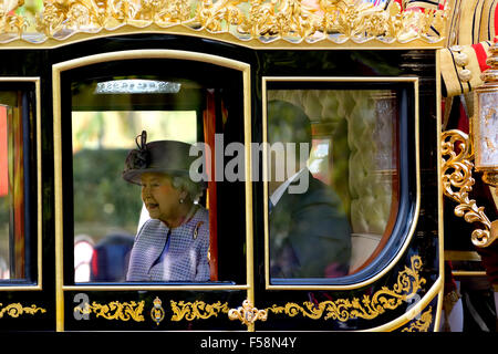 London Oct 20th 2015. Queen Elizabeth II and Xi Jinping in the 'Britania' carriage in the Mall Stock Photo