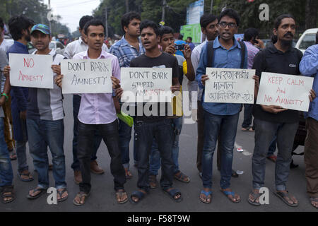 Dhaka, Bangladesh. 30th Oct, 2015. Bangladeshi activists hold placards during a protest against Amnesty International in Dhaka on 30th October 2015. Amnesty International has raised questions about the trial and appeal processes of war criminals convicted Salauddin Quader Chowdhury and Ali Ahsan Mohammad Mujahid, days before their death penalty review petitions are to be settled. The protesters demanded death penalty for war crime convicts. Credit:  Zakir Hossain Chowdhury/ZUMA Wire/Alamy Live News Stock Photo