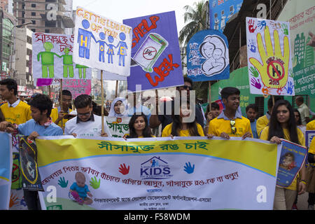 Dhaka, Bangladesh. 30th Oct, 2015. Bangladeshi youth made rally making awareness of eliminating lead from paints on the ocasion of International lead poisoning prevention week in Dhaka in Dhaka on October 30, 2015.Lead poisoning is entirely preventable, yet lead exposure is estimated to account for 0.6% of the global burden of disease, with the highest burden in developing regions. Childhood lead exposure is estimated to contribute to about 600,000 new cases of children with intellectual disabilities every year. Credit:  ZUMA Press, Inc./Alamy Live News Stock Photo