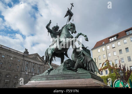 Sculpture of Saint George slaying the dragon, Nikolaiviertel Quarter, Spreeufer, Mitte, Berlin, Germany. Stock Photo