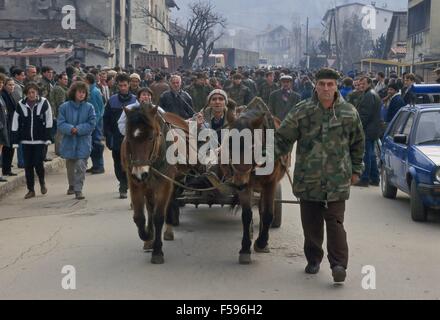 war in ex Yugoslavia, the population of Goradze meets the first convoy of NATO aids after the end of the siege by Serbians (January 1996) Stock Photo