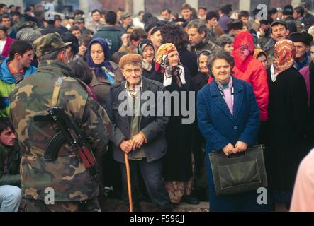 war in ex Yugoslavia, the population of Goradze meets the first convoy of NATO aids after the end of the siege by Serbians (January 1996) Stock Photo