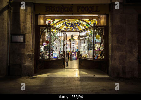 Barcelona, Catalonia, Spain. 30th Oct, 2015. The façade of 'Farmacia Padrell', Barcelona's oldest pharmacy, on the day the Catalan government suspends the payments for prescription medicine. © Matthias Oesterle/ZUMA Wire/Alamy Live News Stock Photo