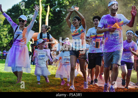 Bangkok, Thailand. 31st Oct, 2015. Participants of the Color Run Bangkok pass a checkpoint at the Suan Rod Fai park in Bangkok, Thailand, on Oct. 31, 2015. The Color Run is a 5km public paint race that originated in the U.S. in 2011. In a typical Color Run race, participants will end up covered in a mixture of colored powders made from corn starch. Credit:  Li Mangmang/Xinhua/Alamy Live News Stock Photo