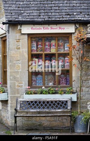 Cotswolds Little sweet shop and bench in Bourton on the water Stock Photo