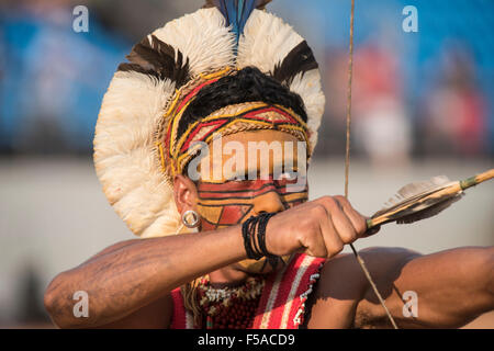 Palmas, Tocantins State, Brazil. 29th October, 2015. A Pataxo archer takes aim. International Indigenous Games, in the city of Palmas, Tocantins State, Brazil. Credit:  Sue Cunningham Photographic/Alamy Live News Stock Photo