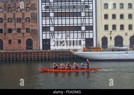 Gdansk, Poland 31st, Oct. 2015 Young people kayaking along the Motlawa river. Few tourists decided to visit the historic Gdansk city center. On Saturday 31st. weather is sunny but very cold, the temperature did not exceed 5 Celsius degrees. Credit:  Michal Fludra/Alamy Live News Stock Photo