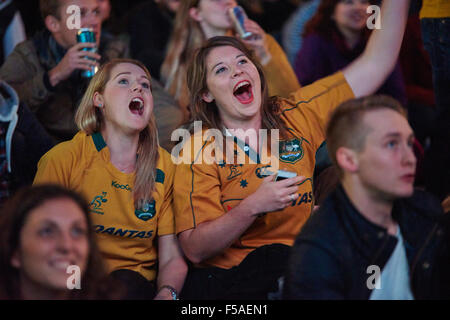 London, UK. 31st October, 2015. Rugby World Cup Final. Australia versus New Zealand. Australian supporters watching the match in large screens in Trafalgar Square, in central London. Credit:  Nando Machado/Alamy Live News Stock Photo